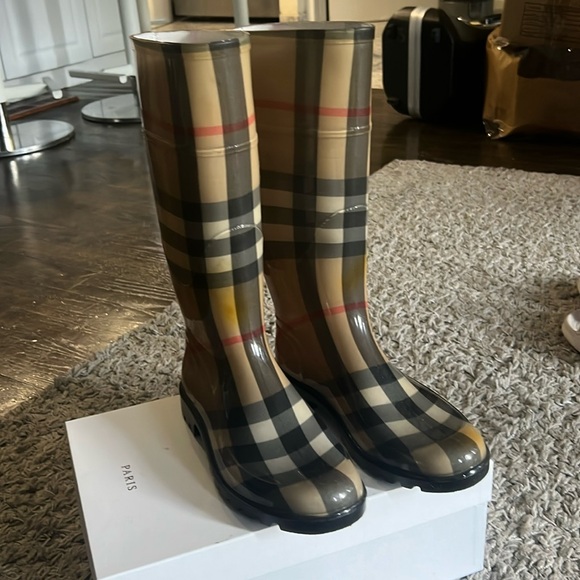 Women Burberry Rain Boots is 38 - Picture 1 of 6